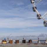 ...assieme a questa grande struttura che permette a chi vuole di guardare dall�alto la citt�, sono per� state contestualmente inserite ai suoi piedi 14 �casette� in legno simili a delle baite di montagna